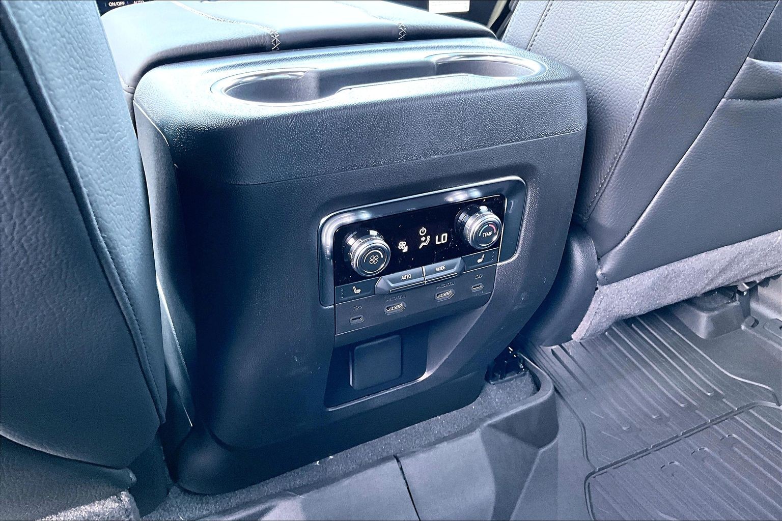 2026 GMC Yukon XL Denali - Photo 24