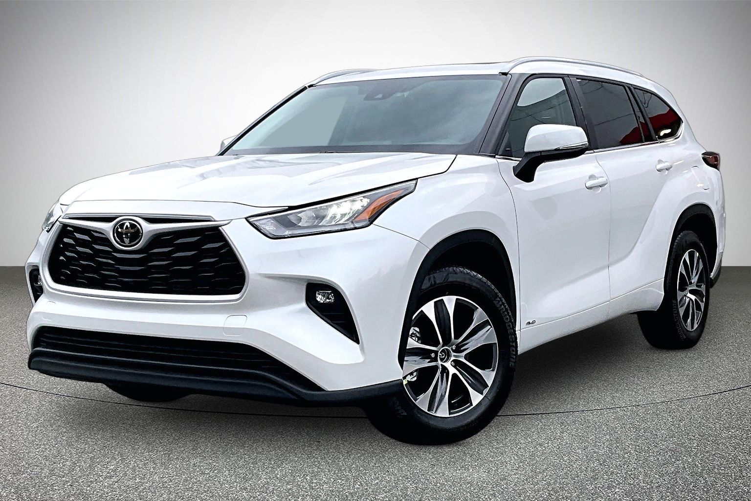 White (Wind Chill Pearl) 2026 Toyota Highlander Hybrid SUV / Crossover All-Wheel Drive Automatic