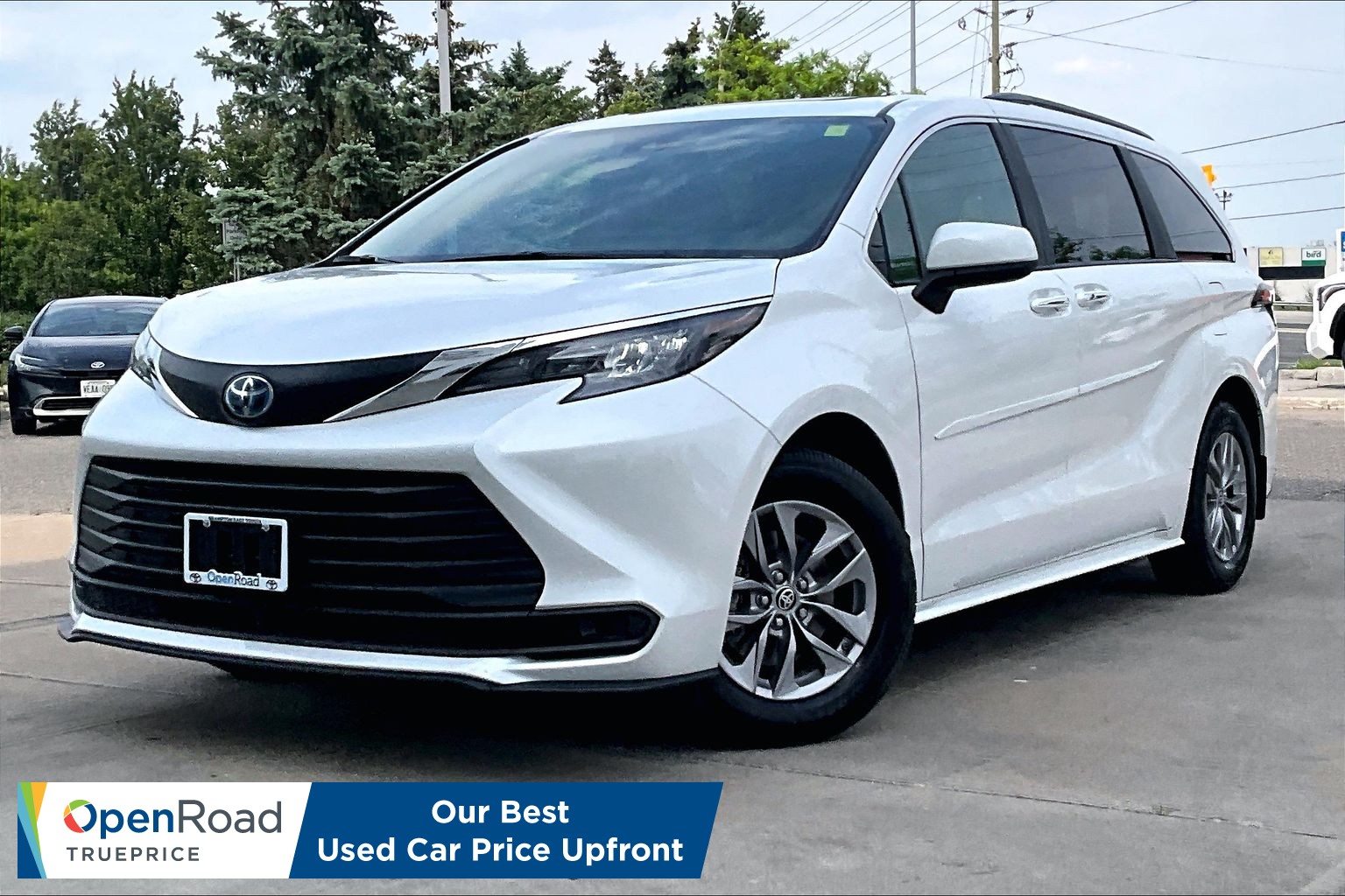White (Wind Chill Pearl) 2025 Toyota Sienna XLE 8-Passenger FWD Minivan Front-Wheel Drive Automatic