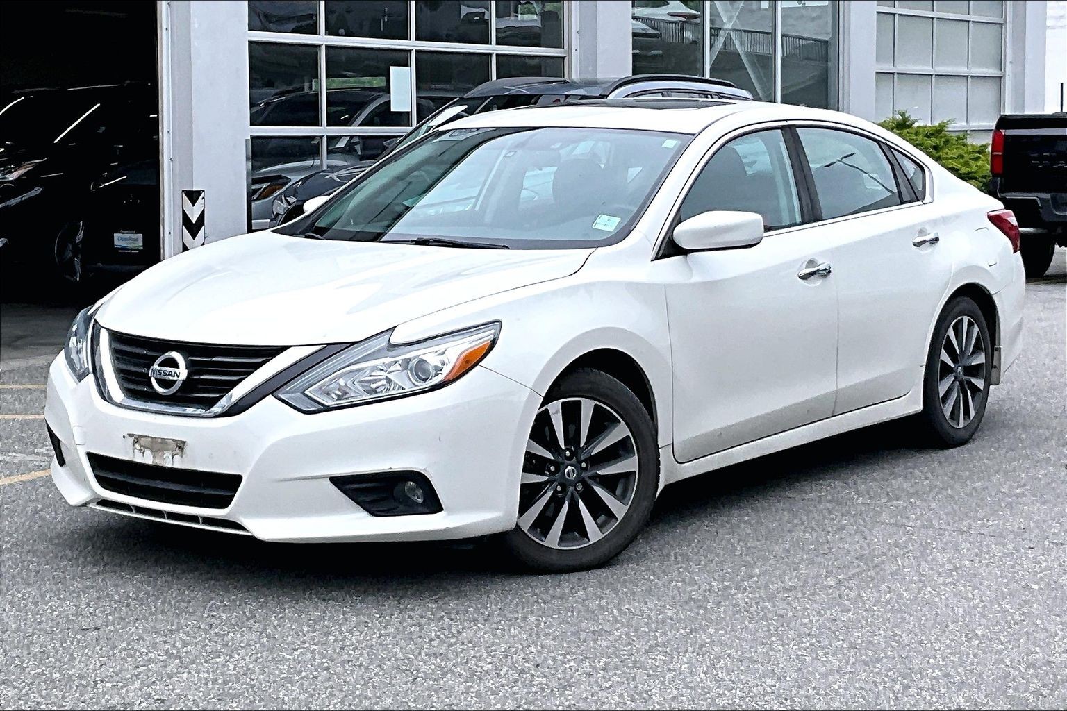 Pearl White 2017 Nissan Altima 2.5 SV Sedan Front-Wheel Drive Automatic