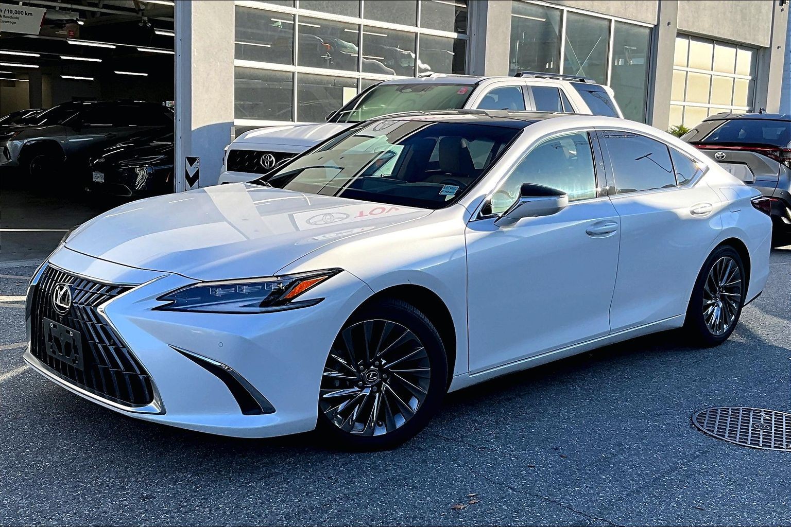 Eminent White Pearl 2024 Lexus ES Sedan Front-Wheel Drive Automatic