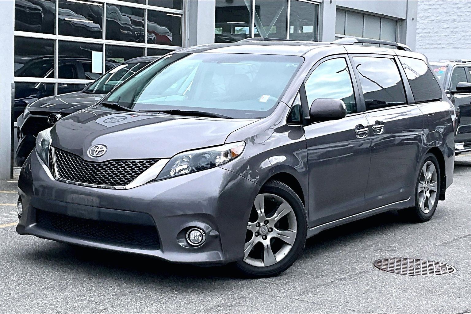 2013 Toyota Sienna SE 8-Passenger
