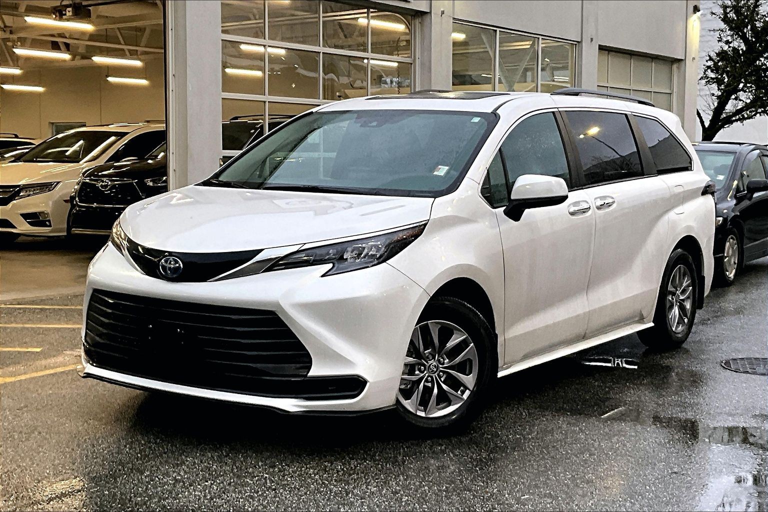 2025 Toyota Sienna XLE 8-Passenger FWD